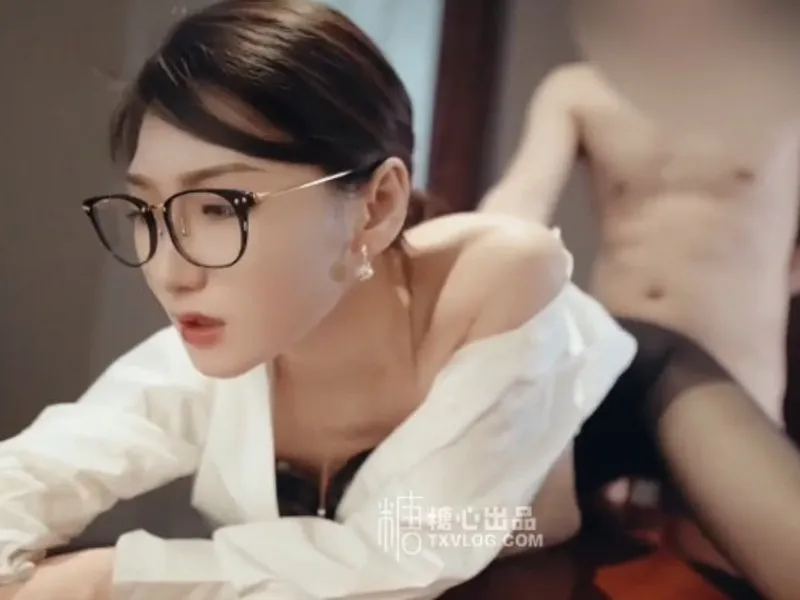 Vào phòng riêng được cấp trên nữ dâm đãng bú cục thịt cho